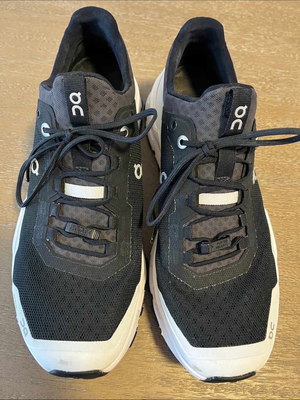 On Cloud Ultra Size 9 Black and White Running Shoes